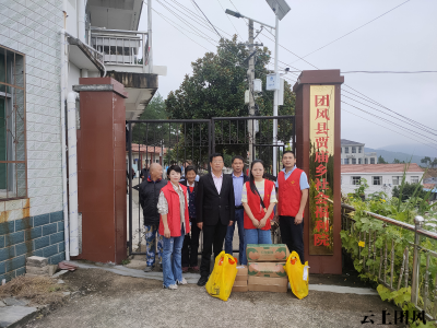 关爱老人 中秋送祝福