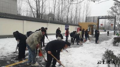 团风城投集团：闻令而动，除雪保畅，迎难而上，彰显国企担当作为