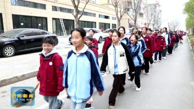 县实验中学开展植树节长江堤岸垃圾清理活动