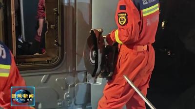 货车侧翻两人被困 团风消防10分钟破拆生死营救