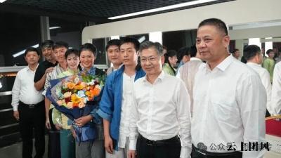 市领导亲切探班《长江边的婚礼》剧组 为冲刺文华奖加油鼓劲