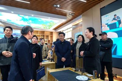 市文联来我县观摩农民画创作成果