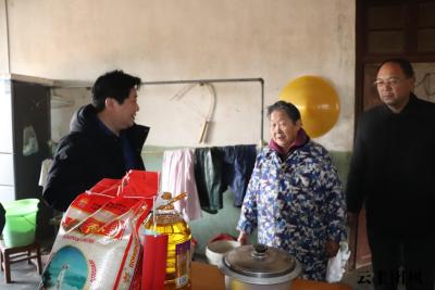 团风县财政局深入驻点村走访慰问脱贫监测户并督导平安建设工作