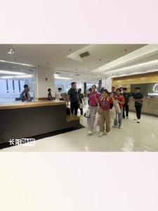 国网乡村振兴教育扶持项目之北京研学活动举行，长阳15名初高中生进京研学。