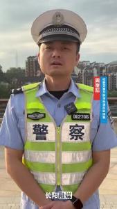 长阳龙舟坪主城区交通秩序管理新规8月28日正式施行，快来看看交警的温馨提醒。