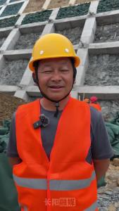 龙五一级路项目二标段工人战高温、冒酷暑，全力以赴确保施工进度。