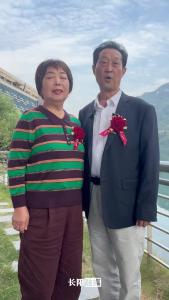 金婚夫妇重阳“撒糖”，五十年爱情甜蜜如初。