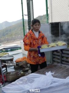 长阳板桥铺社区居民做蒸肉、吃蒸肉，现场热气腾腾、其乐融融。