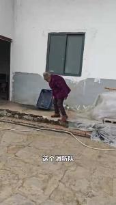 这个消防队有位“共享奶奶”。