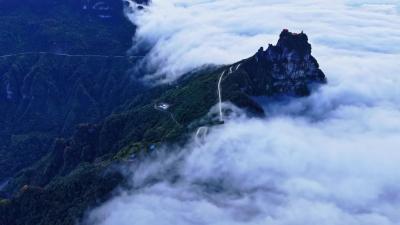 云起是仙境  云散是人间  湖北长阳天柱山风景区景观