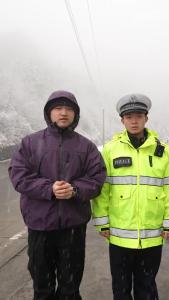 气温骤降，长阳部分高海拔地区路面已经落雪结冰，请各位司机朋友注意行车安全！