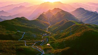 奋楫笃行开新局，同心勠力谱华章。聚焦“一县四地”战略目标，建设“全新长阳”美好未来。