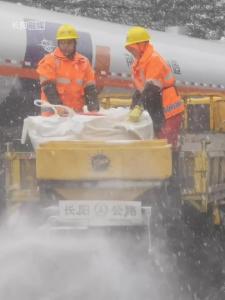 受寒潮天气影响，1月25日，长阳255省道碑坳至火烧坪段、324省道天柱山段路面出现不同程度的降雪。