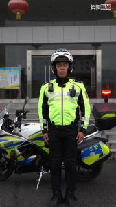 长阳交警倡议广大市民朋友们在春节期间文明规范停车，用实际行动营造安全有序、文明畅通的交通环境！