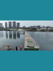清江浮桥两岸顺利固定到位。