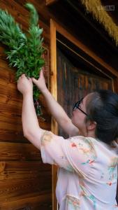 【网络中国节·端午】端午至，万物盛。愿艾香驱散烦忧，粽意暖润脾胃。这个端午，与中医智慧同行，安康常伴！