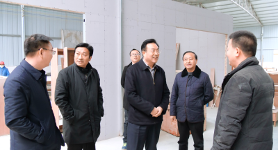王鹏开展“两天一夜”驻村扶贫工作，宣讲党的十九届五中全会精神