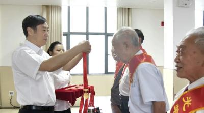 “光荣在党50年”！兴斌书记为他们颁发了熠熠生辉的纪念章