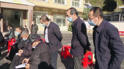 张功玉现场指导村（社区）“两委”换届选举工作