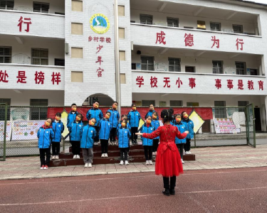 李庙完全小学开展“延安精神进校园——唱红歌诵红诗”主题教育