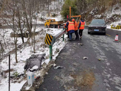 南漳公路部门及时抢修雪后毁损钢护栏