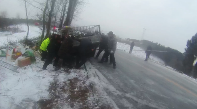 南漳：雪天路滑车撞树警民合力伸援手