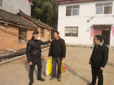 南漳县公检中心组织帮扶组走访慰问困难群众