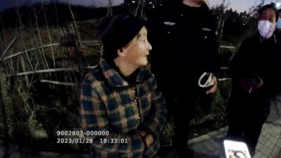 八旬老人外出迷路 辅警暖心助其回家  