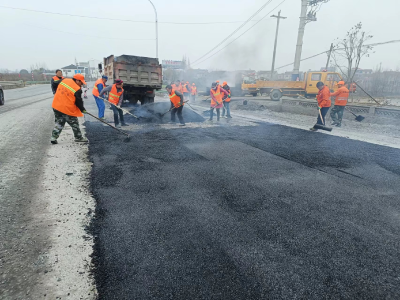 南漳县公路中心集中修复305省道襄南段路面坑槽