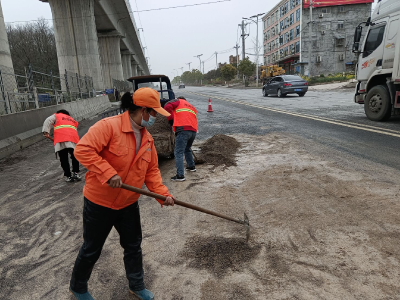 南漳县公路中心及时清除305省道路面抛洒砂子
