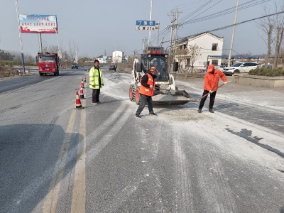 南漳县公路中心紧急清理事故现场保安全