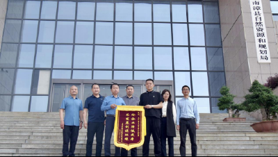 倾心服务暖人心 企业点赞送锦旗