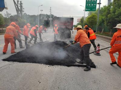 南漳县公路中心打响路面病害集中治理攻坚战