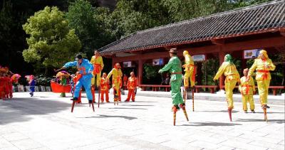 非遗进景区  踩着高跷回“三国”    
