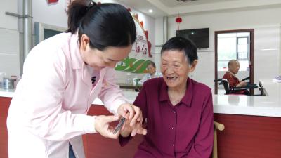 郝丽：用心呵护 情暖夕阳
