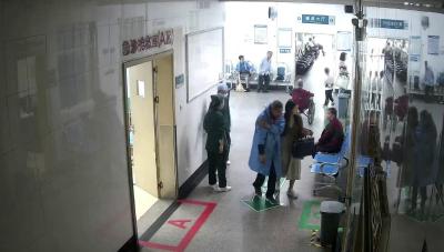 骑车摔倒获救助 老人寻恩送锦旗