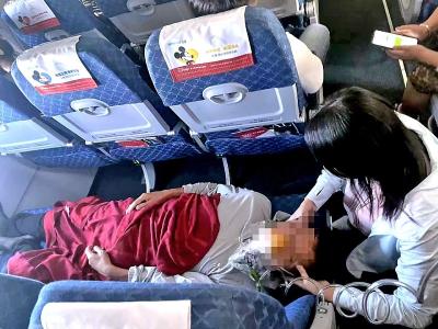 【热点关注】万米高空，一名乘客突感胸闷不适 湖北援疆女医生第三次空中救人