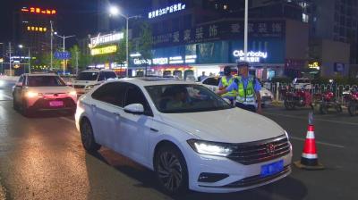 县公安局开展夜查酒驾集中行动 保障城区路畅人安  