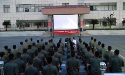 我县开展“国防万映”主题电影展映进军营活动  
