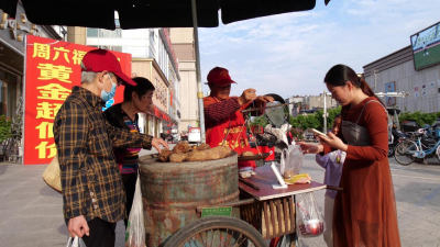 南漳：“奶奶牌”烤红薯 秋日街头的幸福