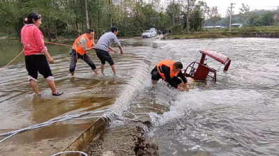 湖北南漳：村民经过漫水桥被困 民警紧急救援