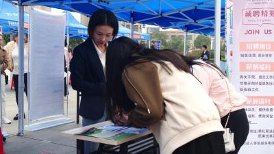 湖北南漳：千余好岗等你来  掀起“金秋”就业潮 