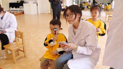 县疾控中心开展青少年视力筛查、学生常见病及健康影响因素检测与干预工作  