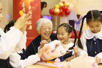 【热点关注】天津市少年儿童活动中心“流动少年宫-艺术大篷车”开进养老院