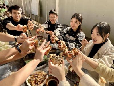 【热点关注】大闸蟹、武昌鱼！武汉一高校举办“校庆版”特色美食节