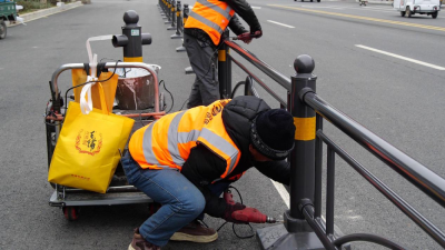 道路护栏换新貌  颜值安全“双升级”