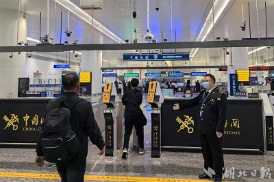 【热点关注】国际中转旅客无需“拖箱子” 武汉天河机场恢复行李“一票到底”