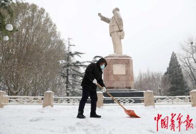 【热点关注】北京雪后 扫雪铲冰进行时