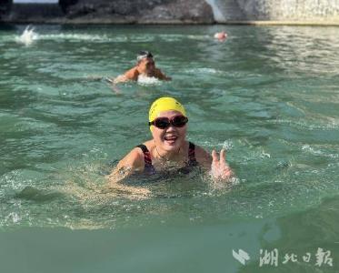 【热点关注】来凤：冬泳爱好者畅游“绿水青山”间
