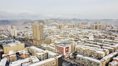 冬雪悄然至 市民欢乐多  